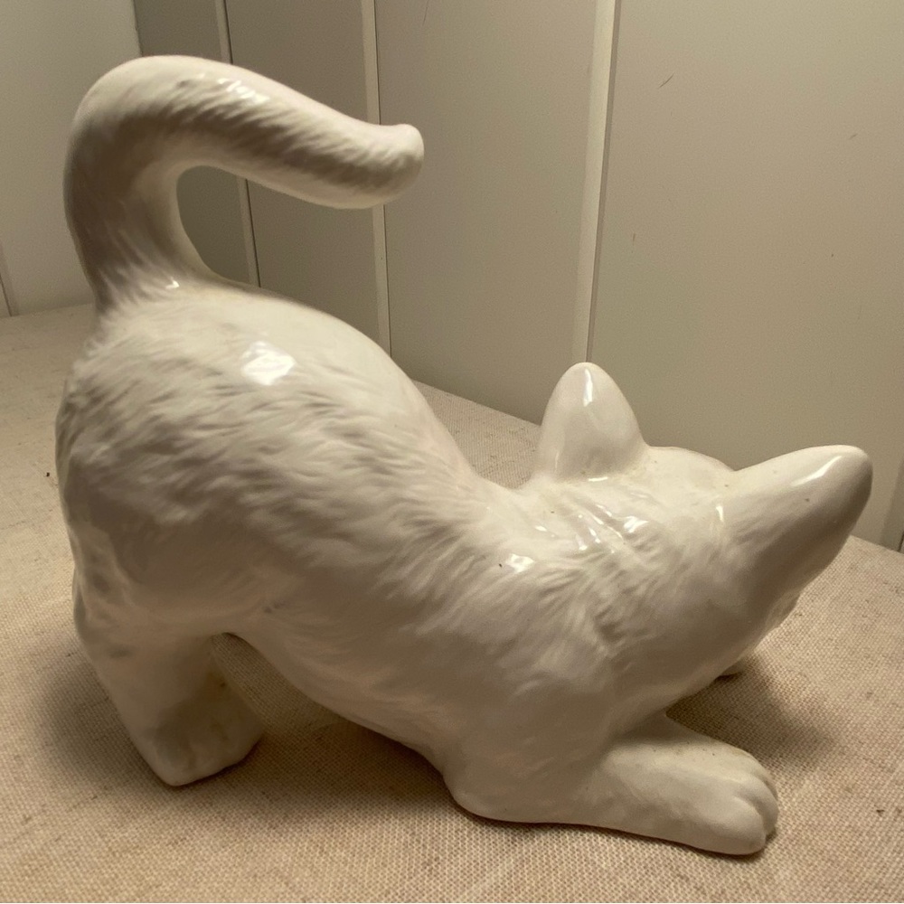Vintage white cat ceramic long haired kitty blue eyes playful cat crouching - Picture 12 of 16